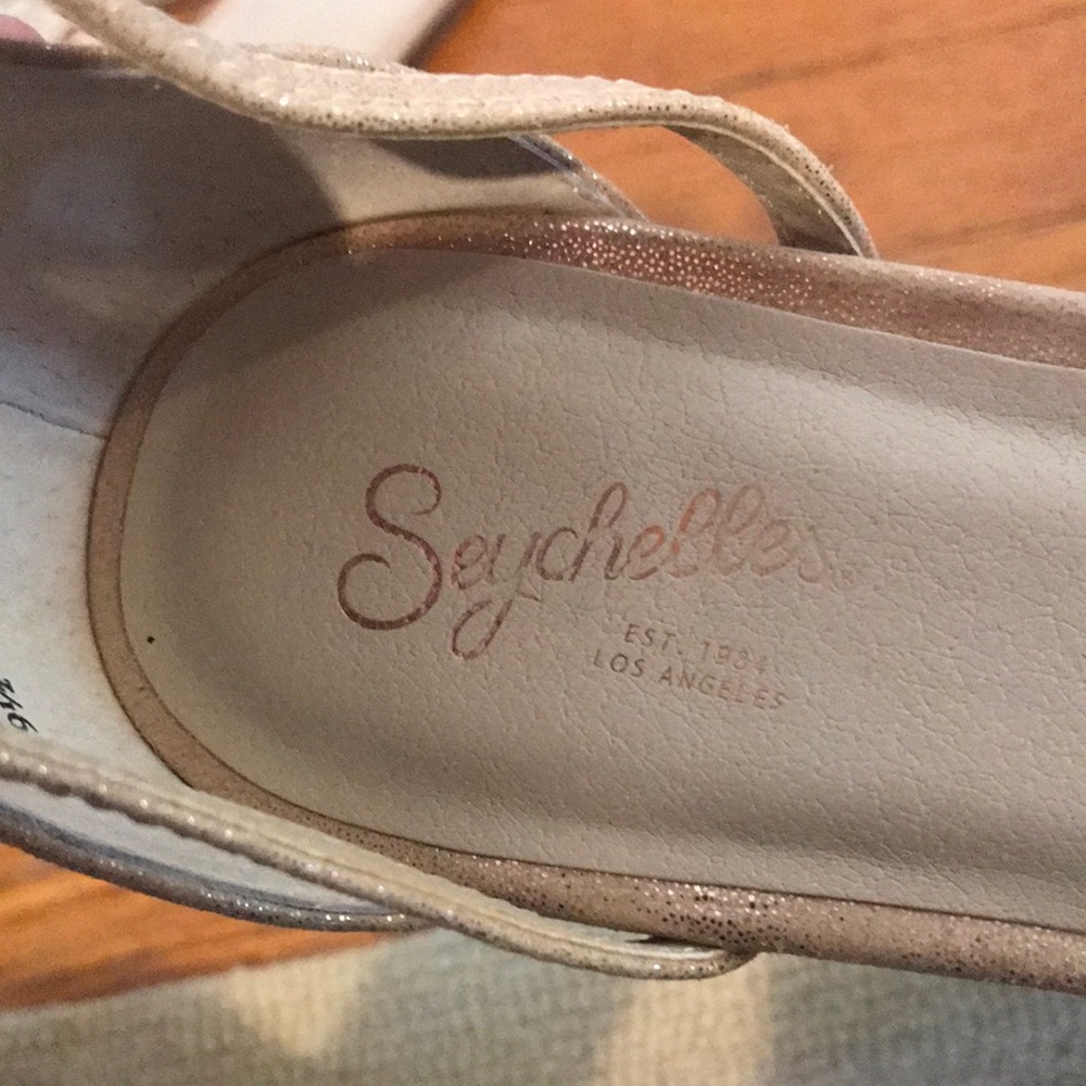 Gold pointed toe Flats - Picture 4 of 7
